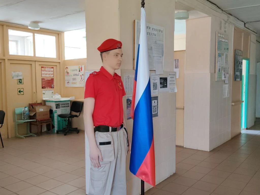 18.05.2026 г.🇷🇺  прошла линейка, посвященная поднятию флага РФ и исполнения гимна РФ.