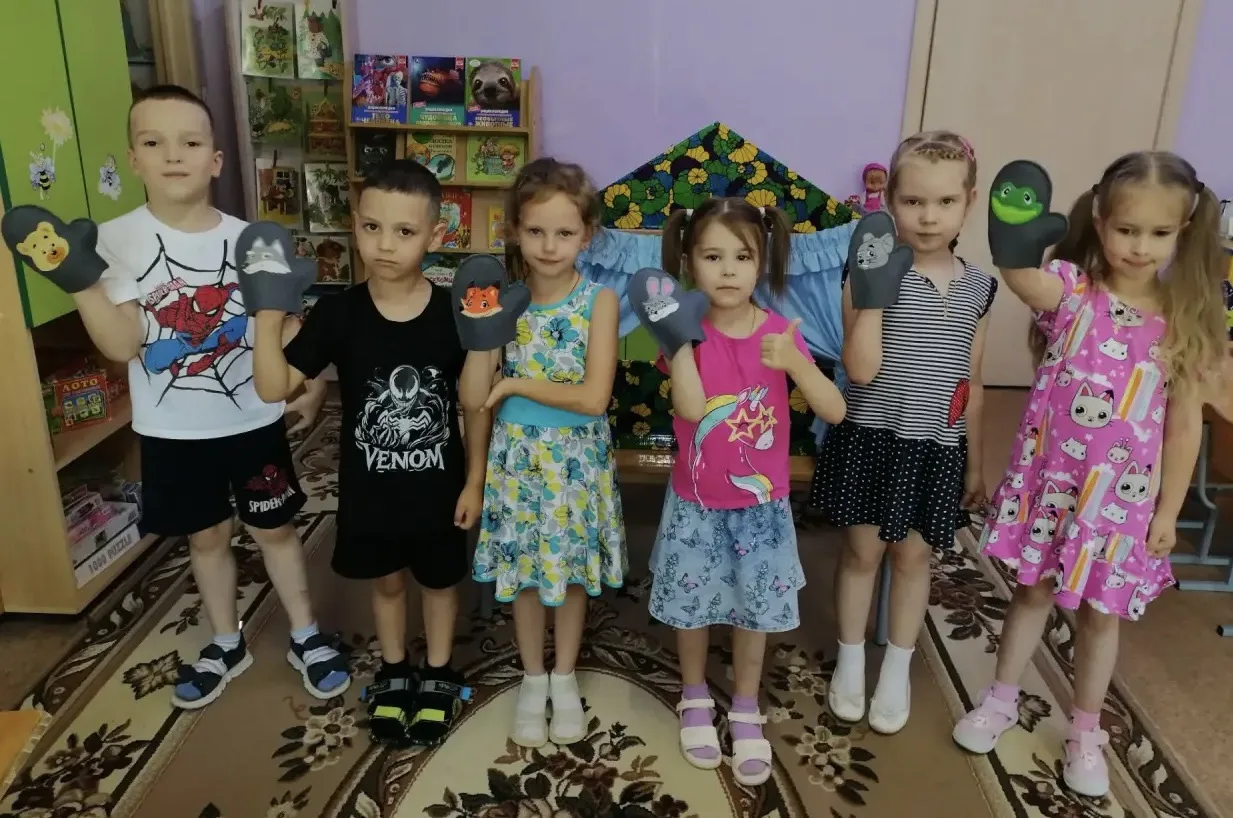 Ребята корпуса нашего детского сада, самостоятельно подготовили декорации и разыграли известные сказ