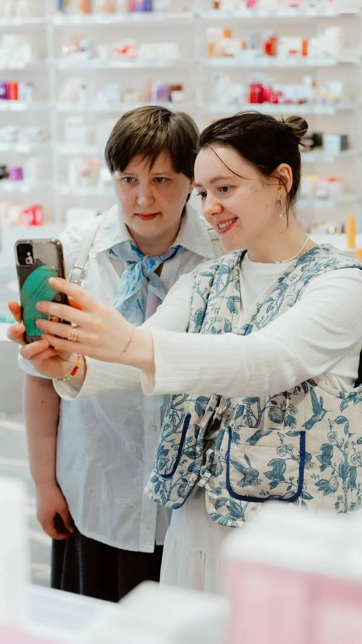 Подопечные фонда «Антон тут рядом» в гостях у hollyshop 🩵  Продолжаем рассказывать о нашем проекте «