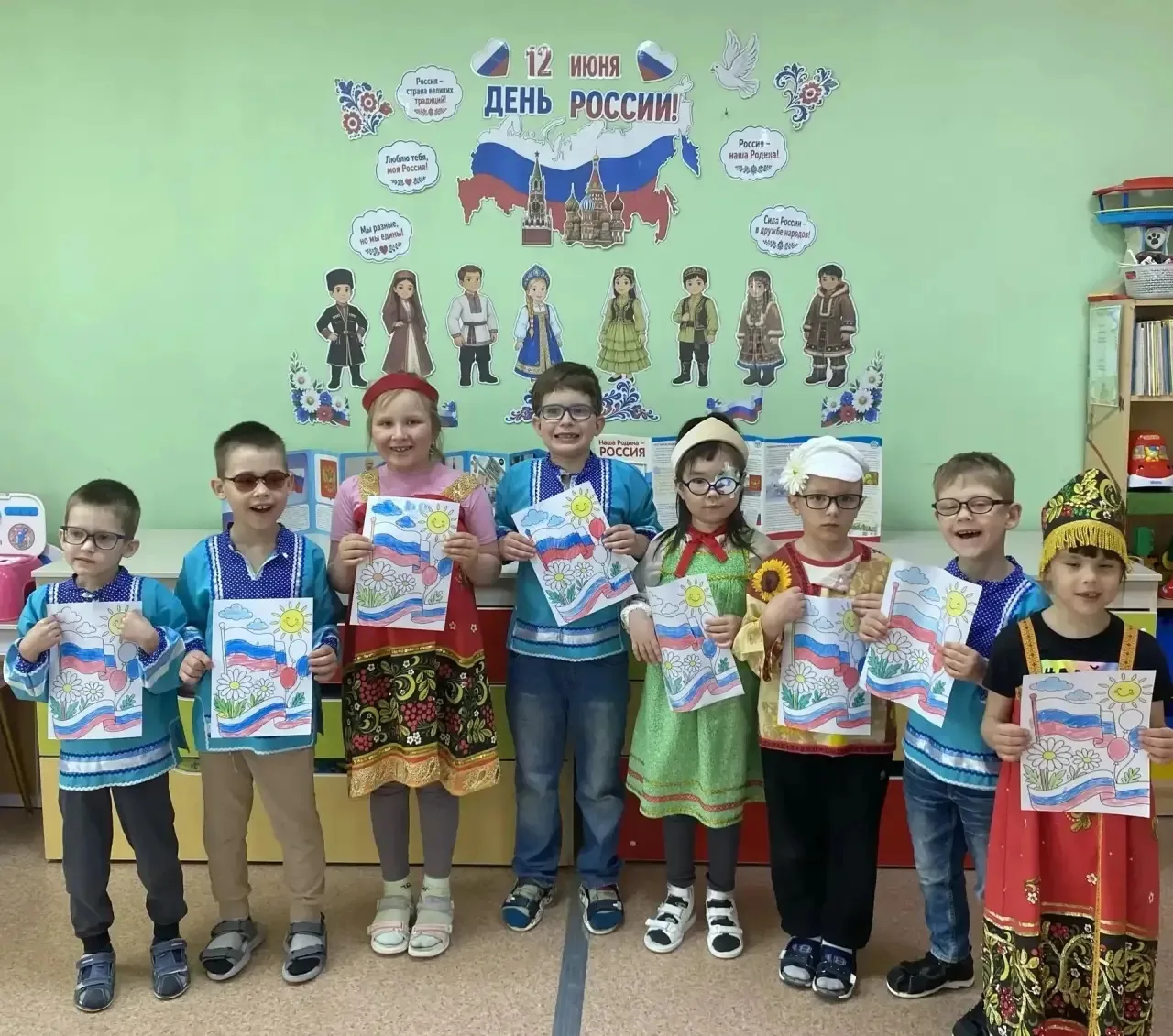 Наша Родина – Россия!
Здесь родились мы на свет,
Нет земли для нас красивей
И любимей в мире нет!
Зд