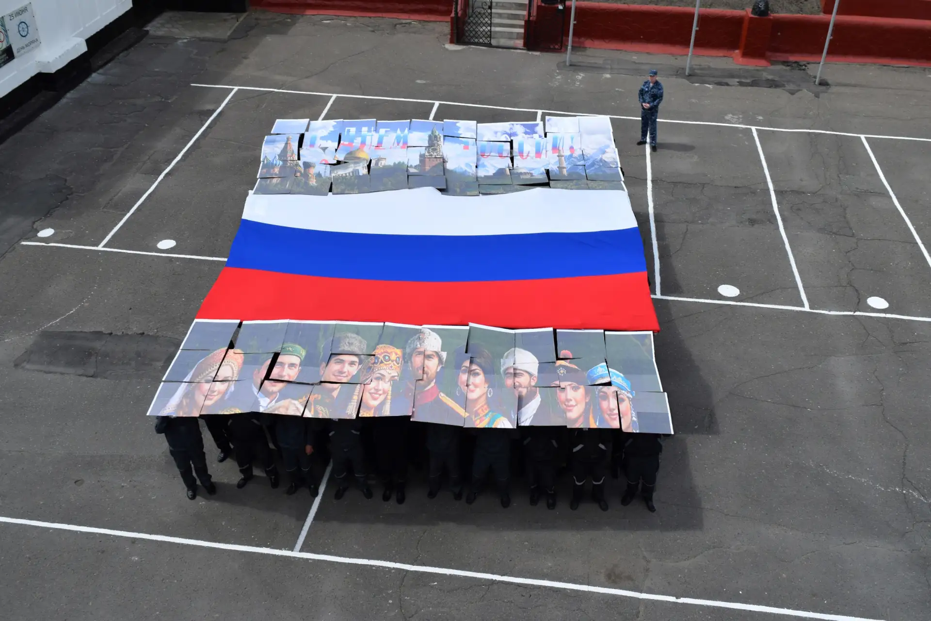 Осужденные ИК-6 собрали из пазлов поздравительный плакат