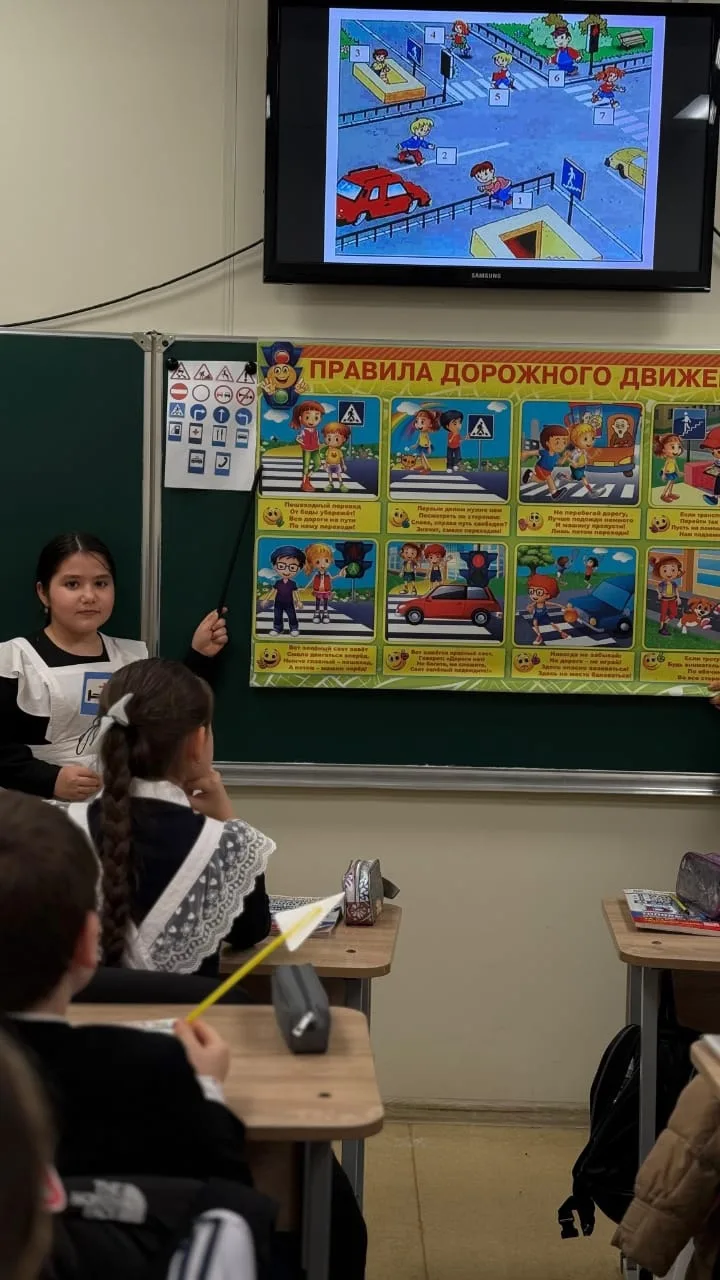 Классный час в 4 «А» классе.
Тема: «Правила дорожного движения».
Провела:Мархет Салимхановна🌸
#архи