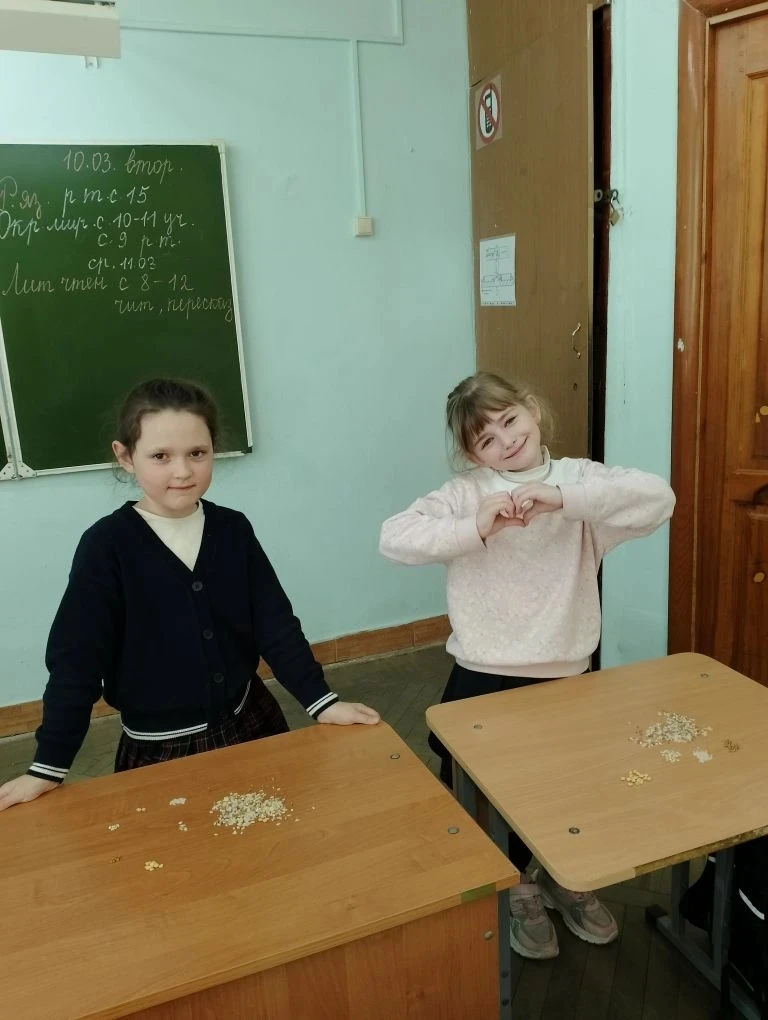 🌷 Праздник весны в 1 «А»!  В нашем 1 "А" классе прошел классный час, посвященный 8 Марта. Главными г