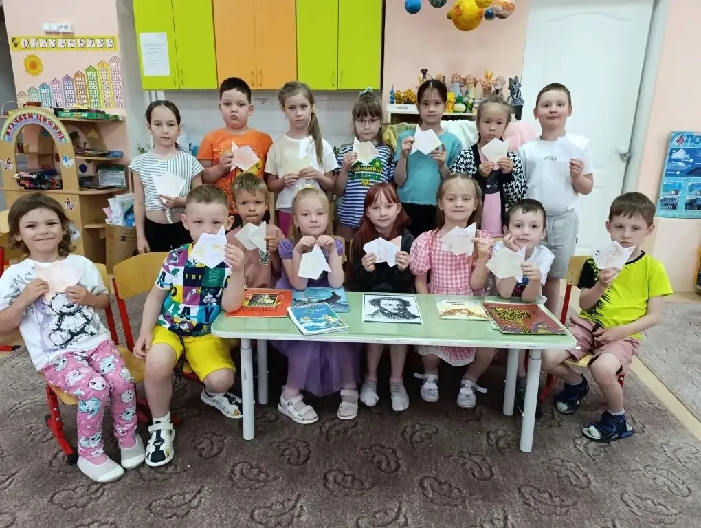 День русского языка - Пушкинский день, праздник, который ежегодно отмечается 6 июня. 
Дата приурочен