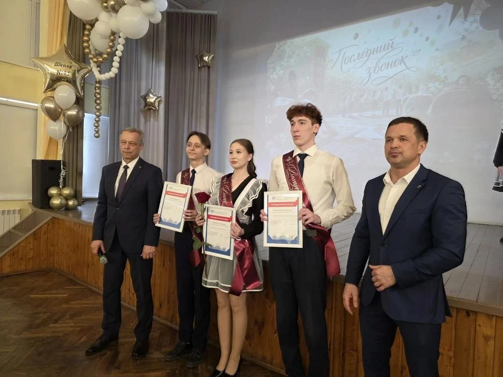 🎒🛎️ Прощай, школа! В Чебоксарах прозвенели последние звонки для выпускников  В школах Чебоксар состо