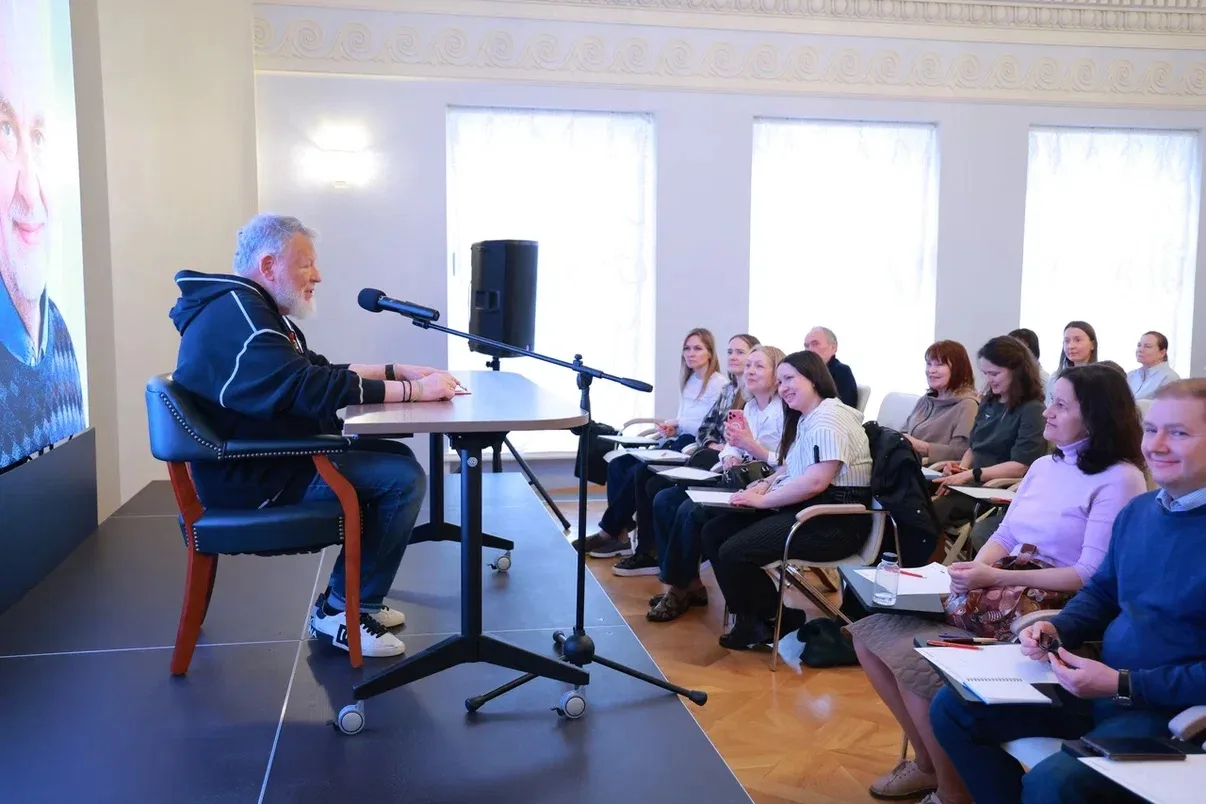 «Все мы были детьми и писали диктанты в школе. Это казалось скучным и утомительным. А сейчас у каждо