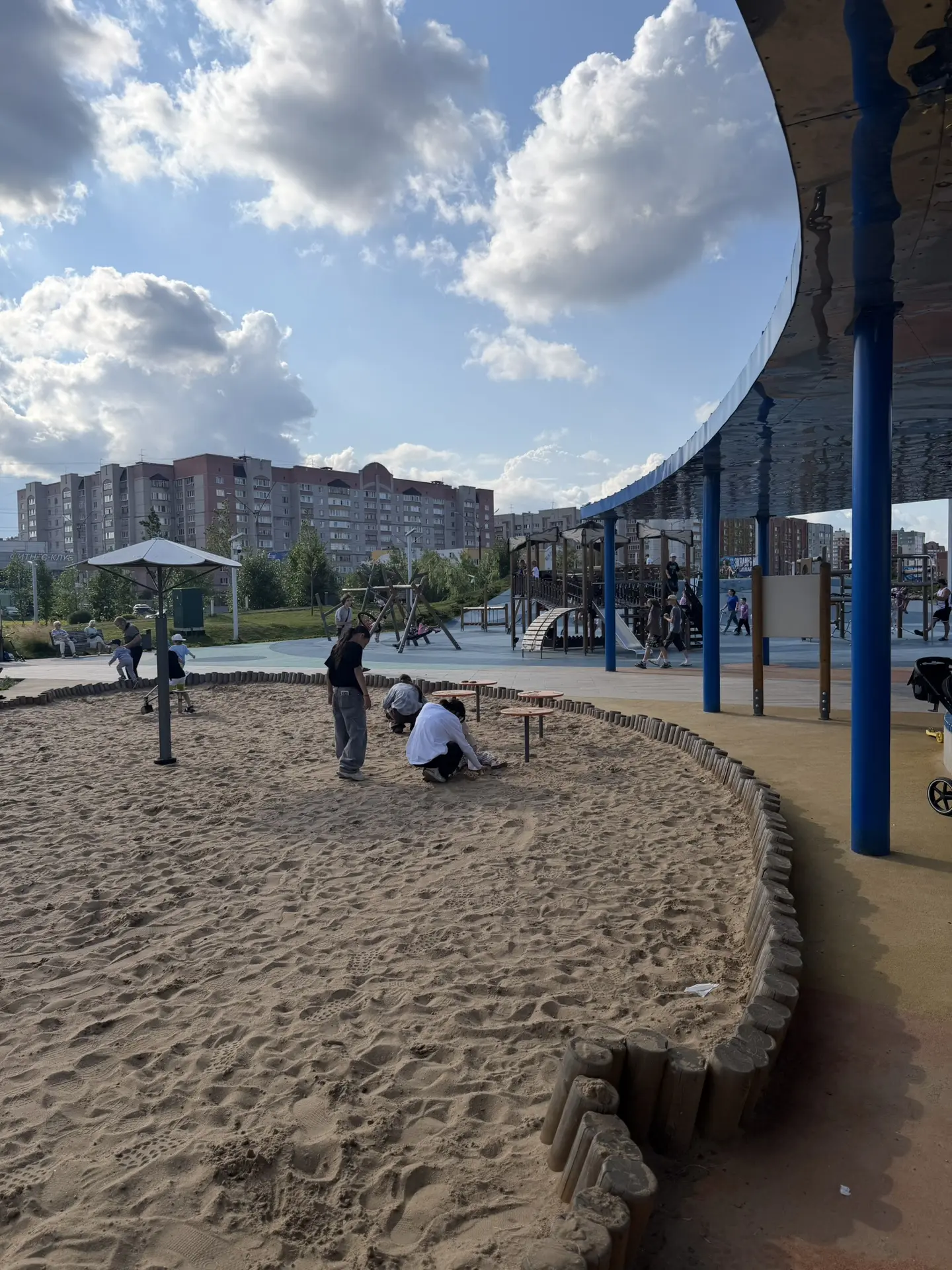 Приехали гулять на площадку, тут всё так современно, не хуже, чем в Москве

Даже не думала, что Чере
