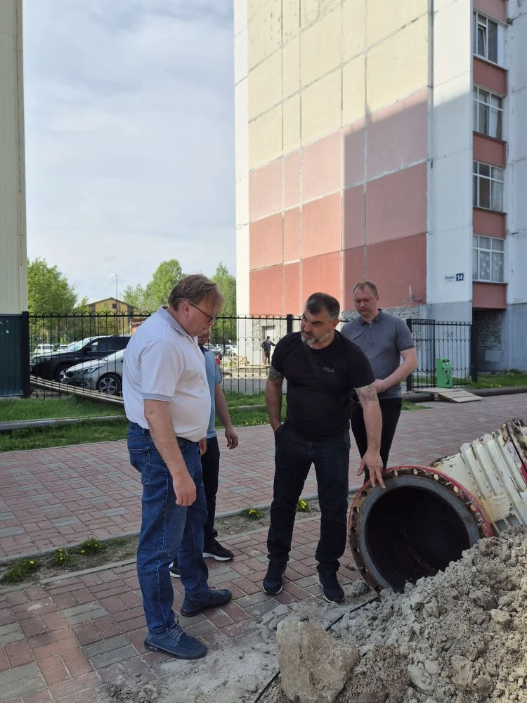 В Федоровском идёт масштабный летний ремонт: обновляются инженерные сети и контейнерные площадки.

В