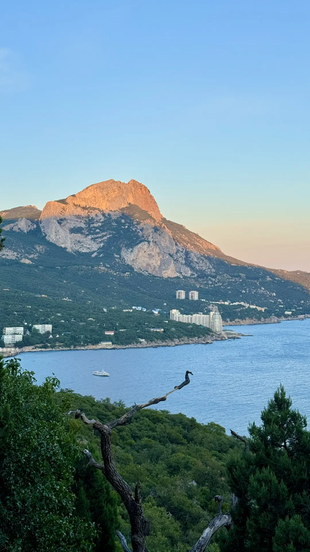 Вечерний вид на гору Ильяс-Кая и бухту Ласпи с Турецкой поляны ⛰️🌓  Крым