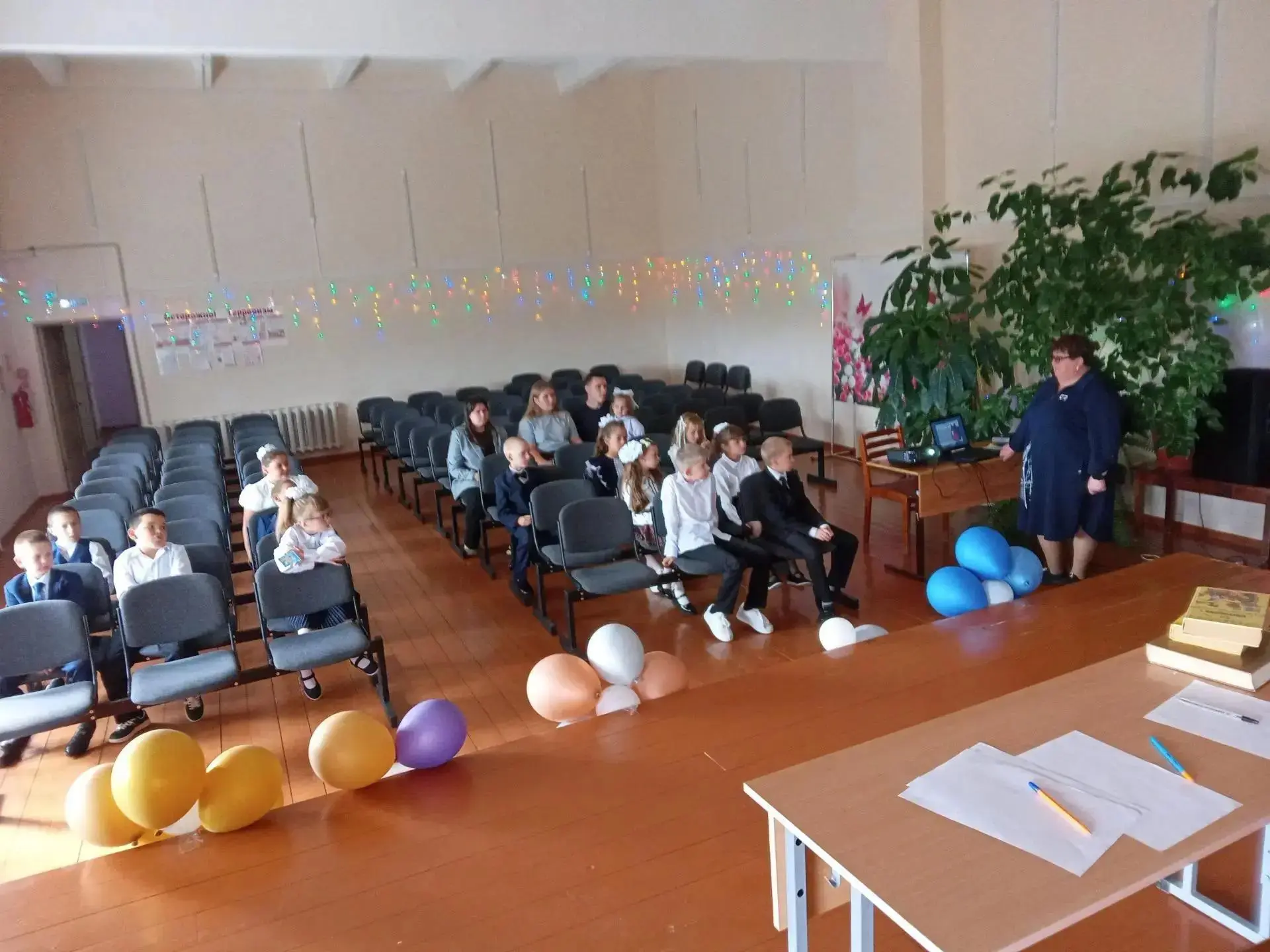 1 сентября после торжественной линейки для учащихся начальных классов проведен мультмар...