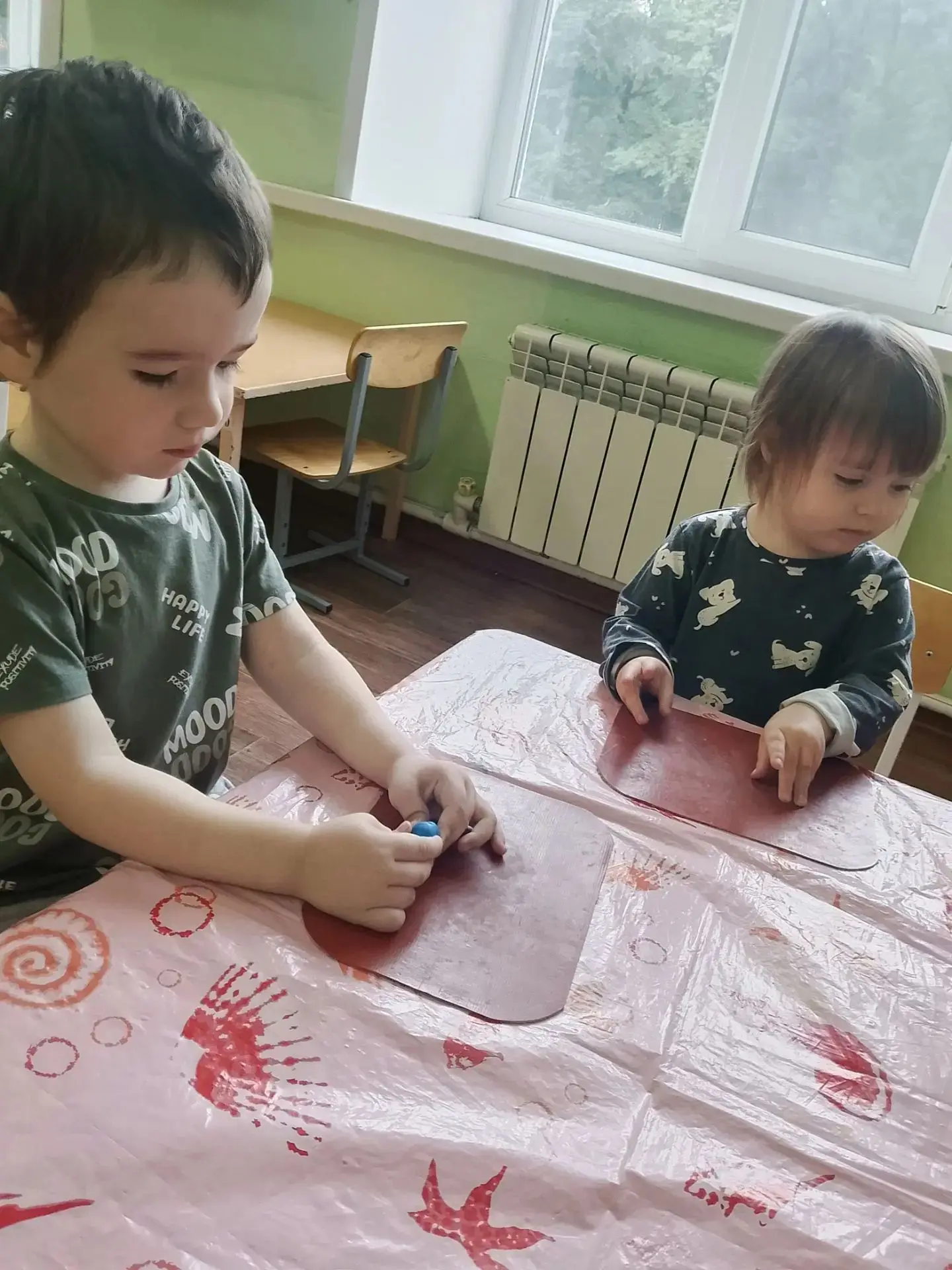 **Наши маленькие пекари: первые шаги в лепке! 🍪🥣**