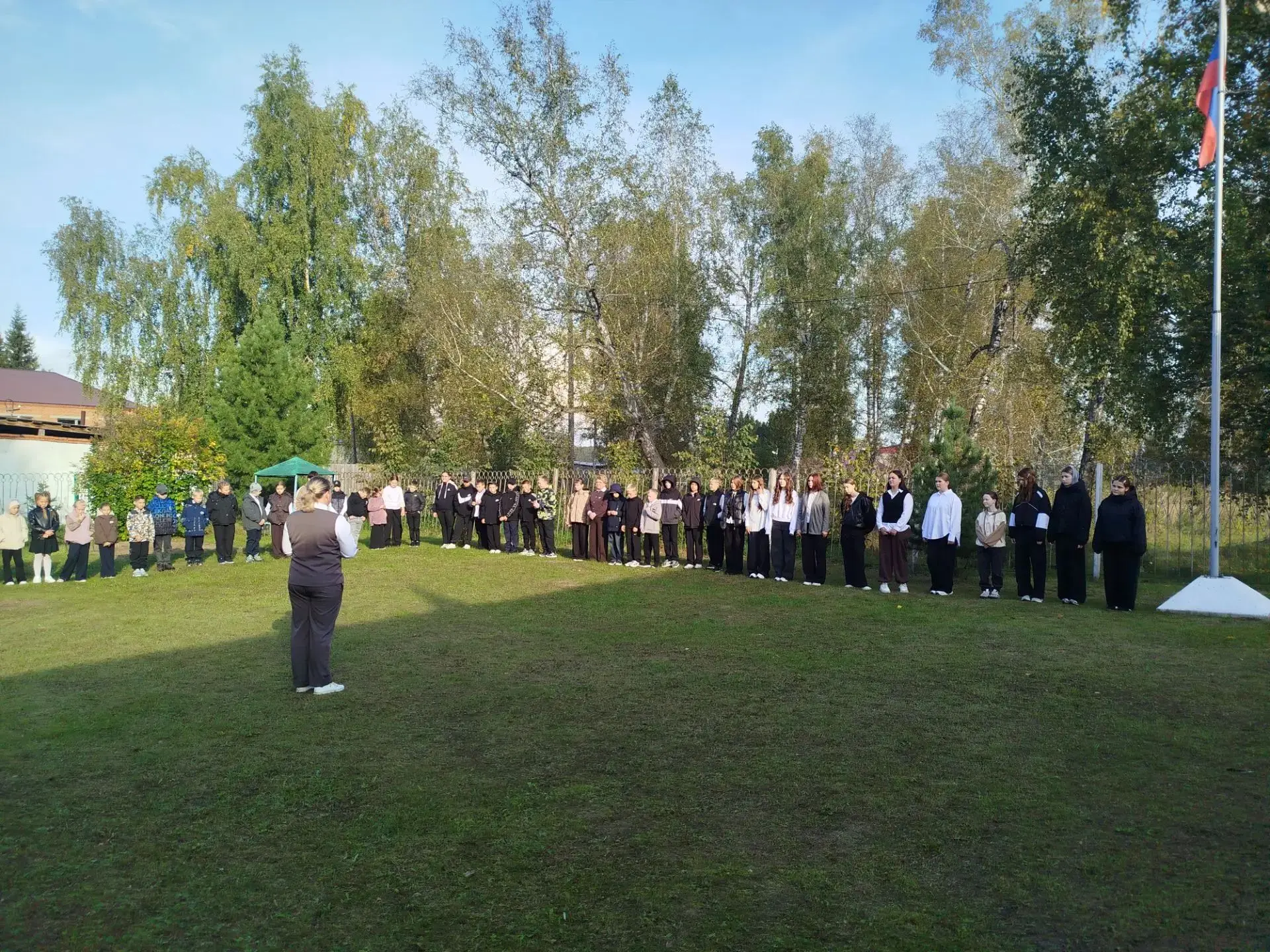 Сегодня прошла традиционная  линейка по понедельникам, посвящённая поднятию флага и исп...