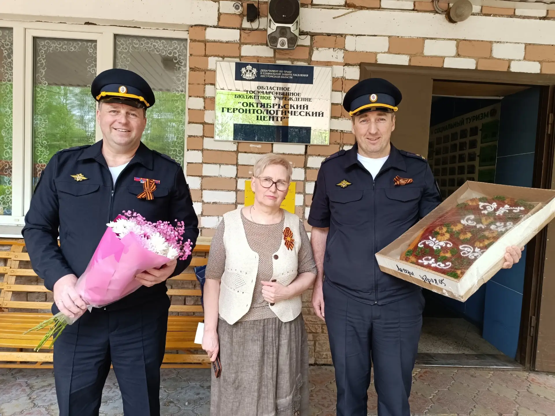 Костромские полицейские поздравили с Днем Победы навестили вдову фронтовика - ветерана труда.  В пре
