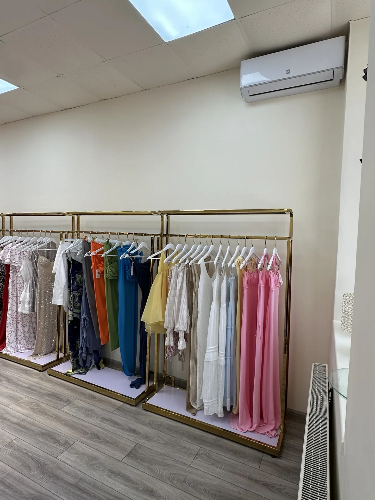 ПРОДАЁТСЯ МАГАЗИН ЖЕНСКОЙ ОДЕЖДЫ  📍Краснодар, ТЦ «Центр Города», Красная 176/1  💰 1 490 000 ₽ (торг 