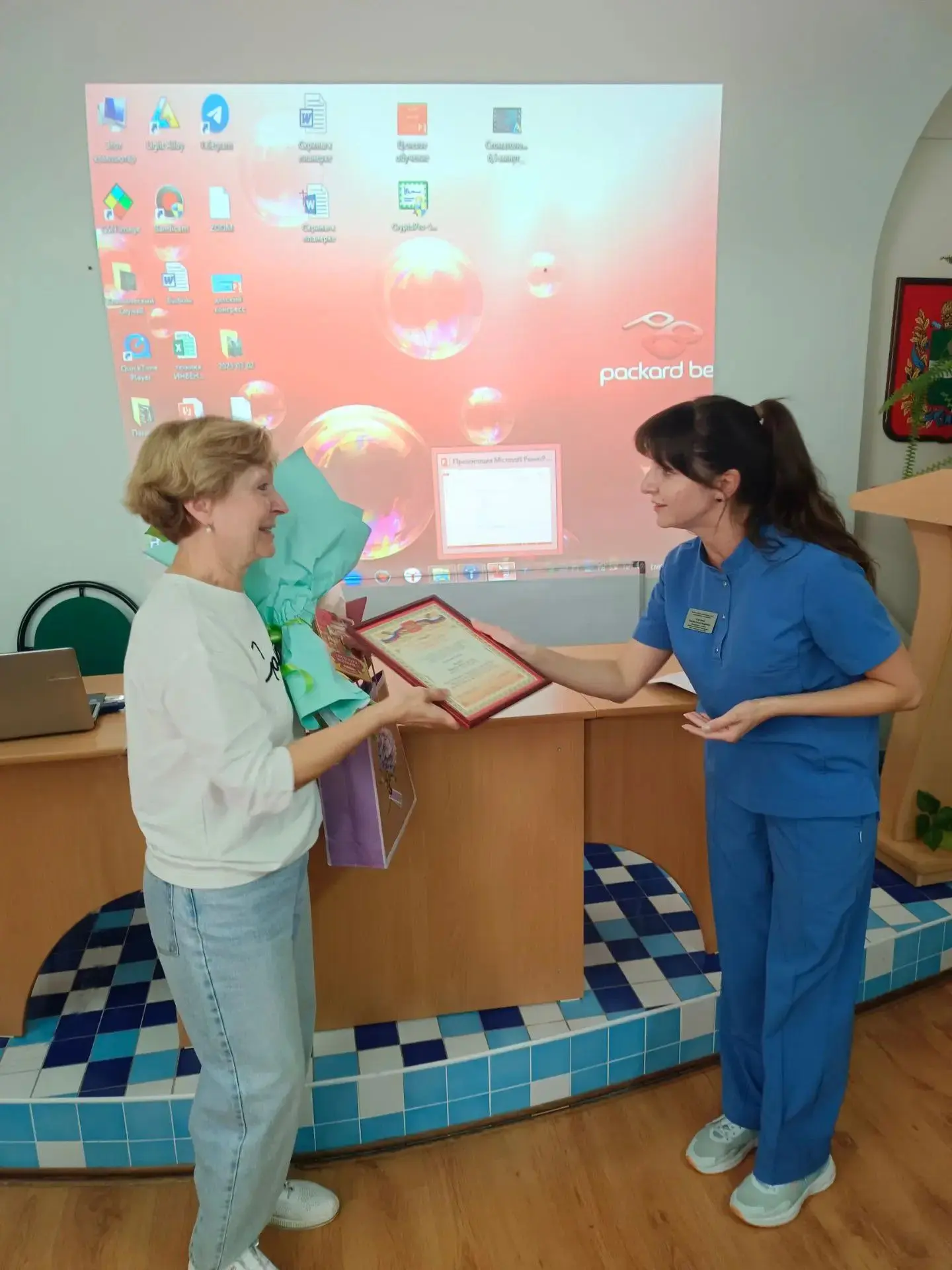 Торжественная планерка: проводы и поздравления 🎉
