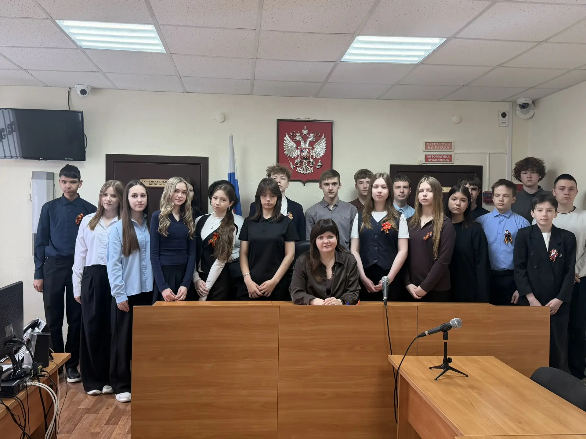🎯⚖️ Сегодня состоялась вторая встреча учащихся 8 "Г" класса с представителями районного суда. Судья 