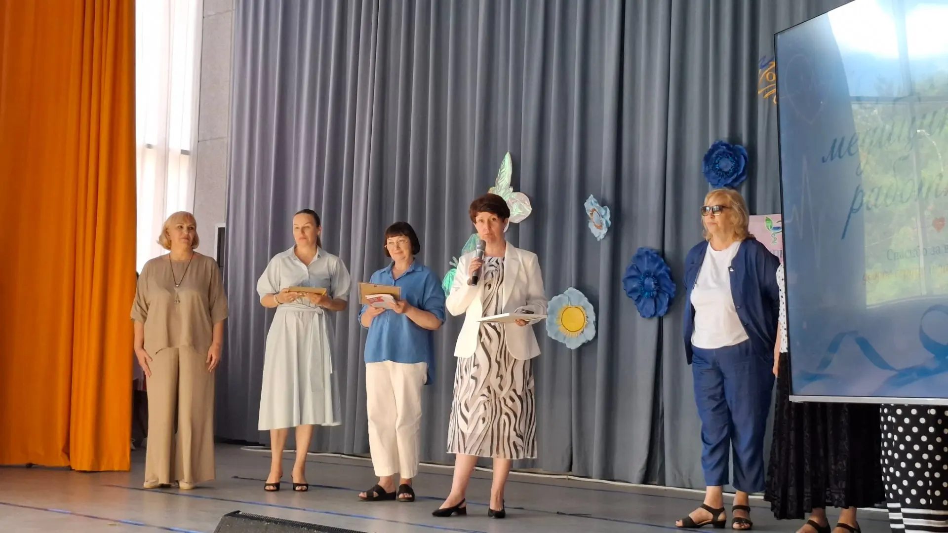 Директор детской музыкальной школы № 1 Марина Ивановна Сизова от себя лично и от лица всего коллекти