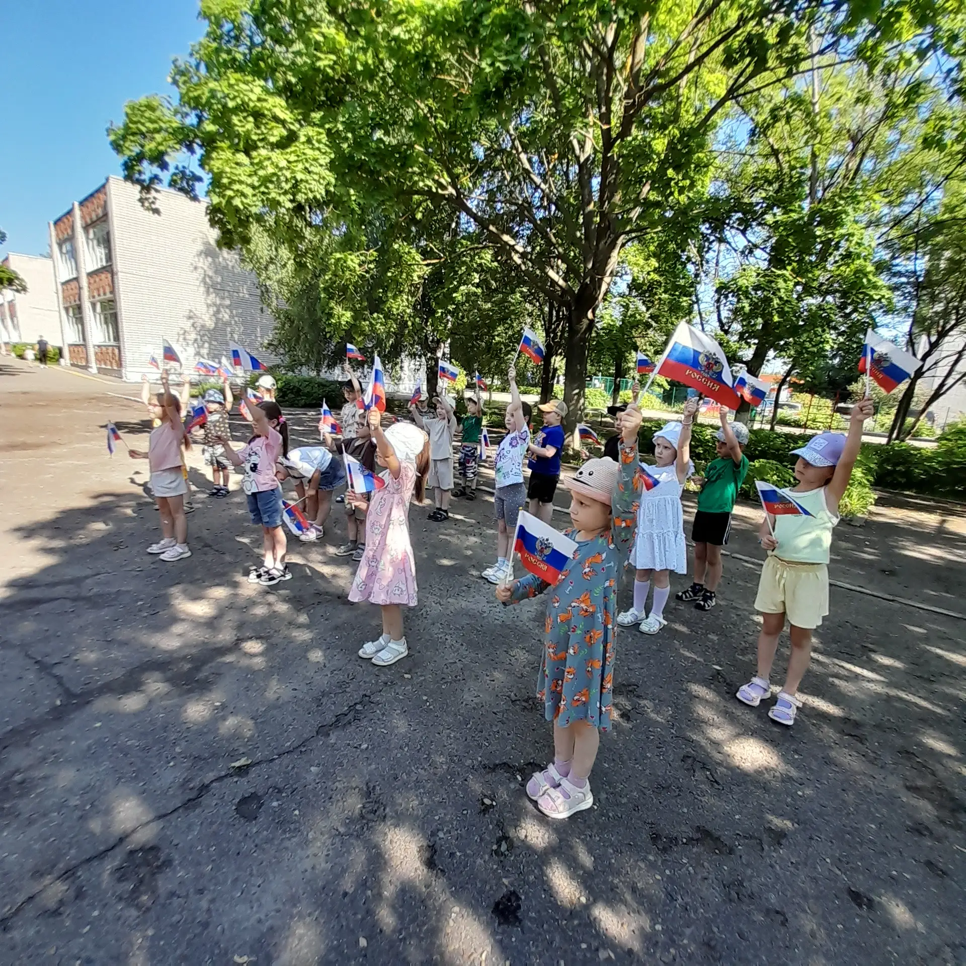 Белый, синий, красный: как мы отметили День Российского флага! 🇷🇺