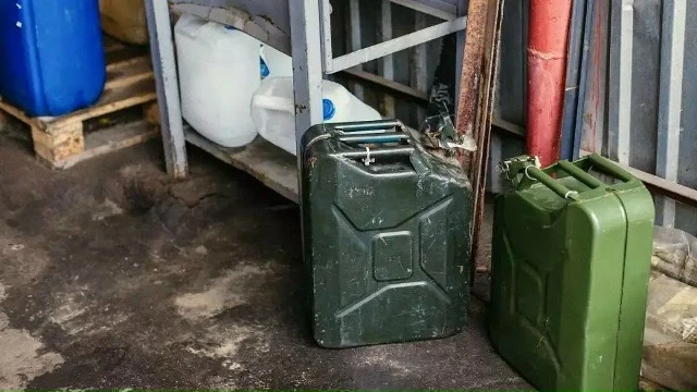 Штрафовать за запасы бензина начали в России

На фоне дефицита АИ-95 в Псковской области проходят ре
