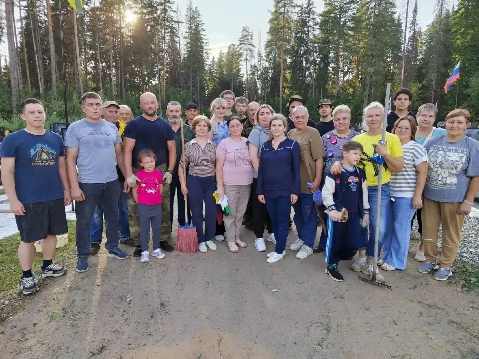 🌟В преддверии Дня ВДВ на Северо-Восточном кладбище прошел субботник

Ветераны, родственники погибши