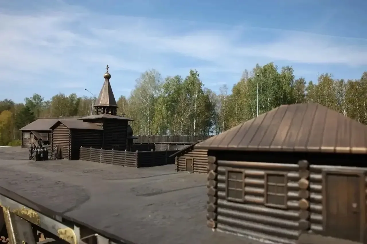 🏰 На Исторической площади Тюмени теперь есть бронзовый «острог в миниатюре»!