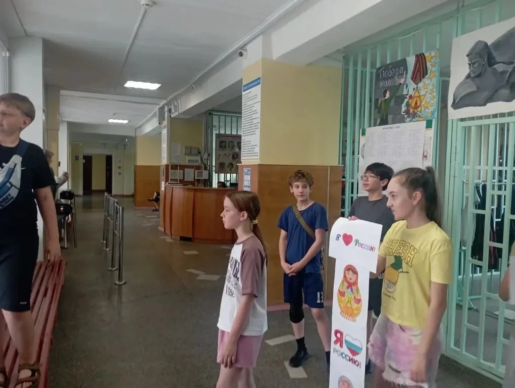 Ребята из отрядов "Танкисты" и "Казаки" нарисовали и раскрасили красивые рисунки ко Дню России, а по