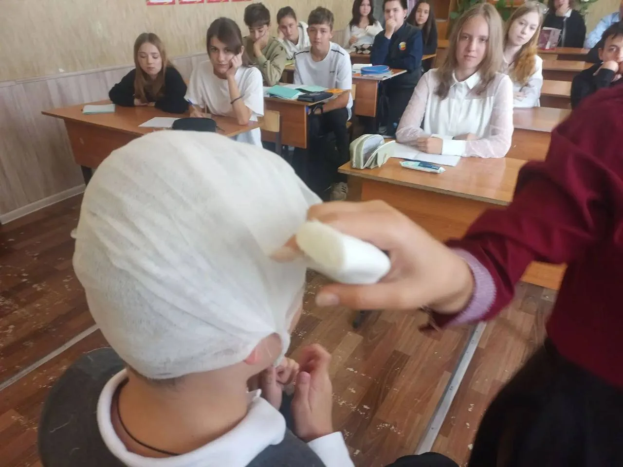 ⛑ Восьмиклассники школы №9 в Лисках потренировались оказывать первую помощь.