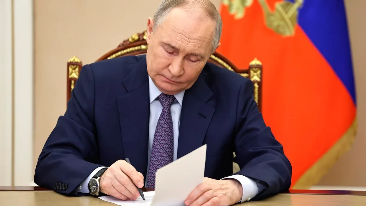 ❗  Путин позволил контрабандистам, наркоторговцам, бандитам и лидерам ОПГ подписывать к...