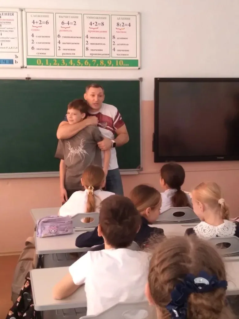 ✨ Мир! Труд! Май! Сегодня, в рамках всероссийской акции "Профессии в лицах", к ученикам 4 "В" класса
