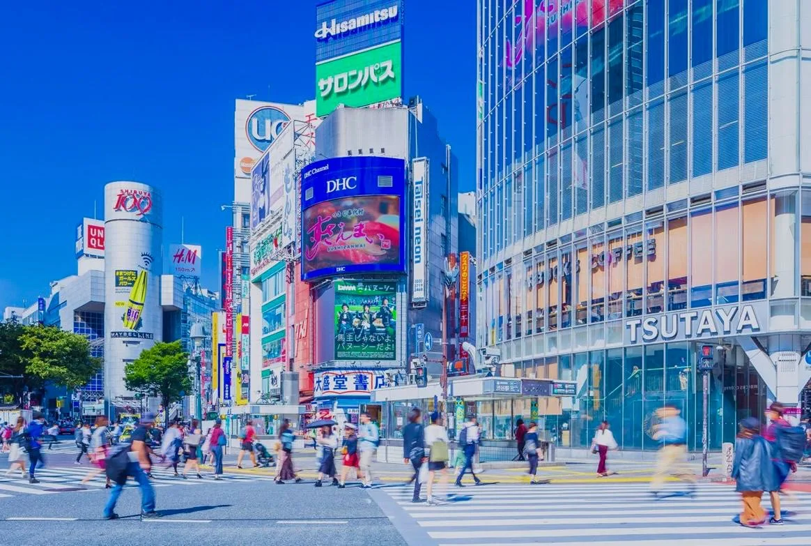 Перекресток Сибуя в Токио, Япония 🇯🇵  🔹 Перекресток Сибуя - одно из самых узнаваемых мест Токио. Он 