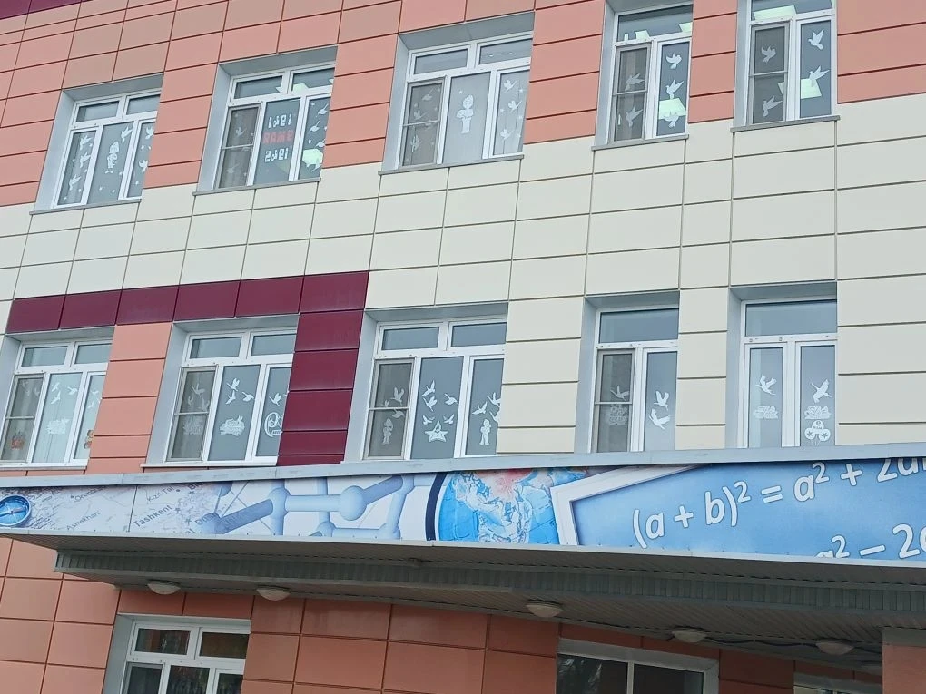 В нашем лицее прошла акция «Окна Победы»! ❤️  В рамках акции ребята с душой украсили окна школы — тр