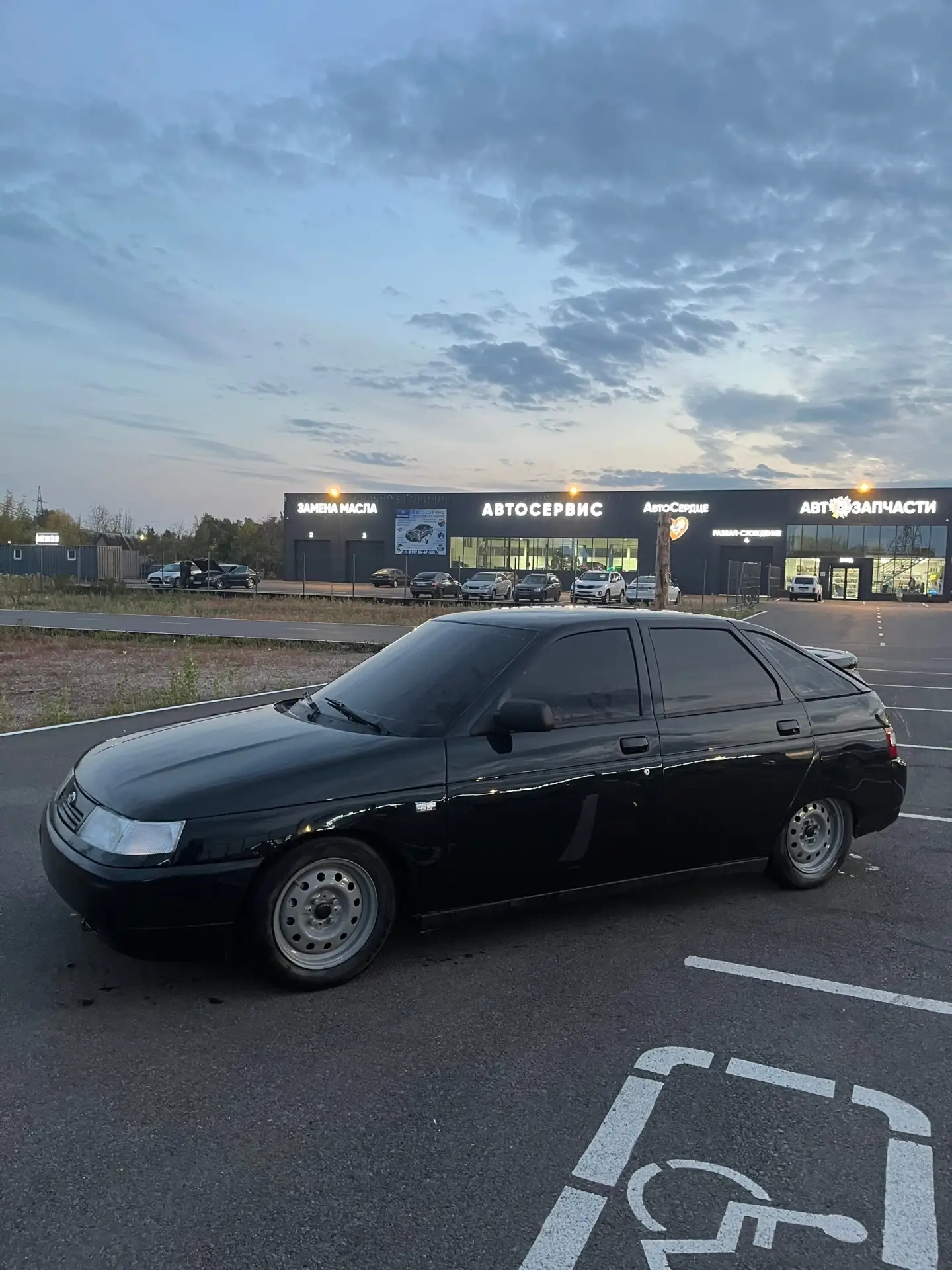 Продам ваз 2112 2007 года выпуска. На авто имеется планшет, Гур, два стеклоподъемника, ...