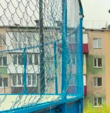 📌 Вандалы порвали сетки хоккейного поля в елизовском парке «Простоквашино»