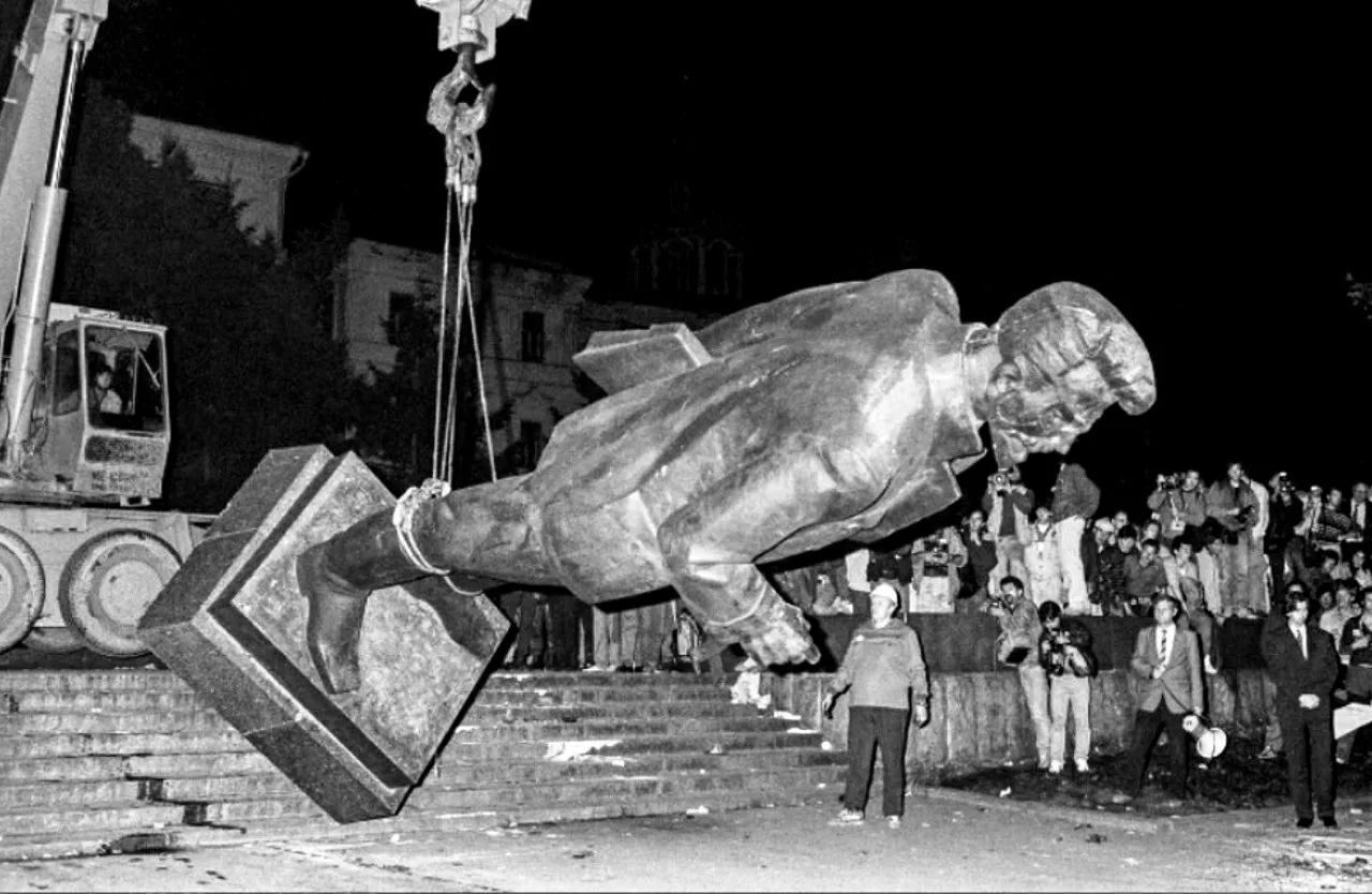 Снос памятника Свердлову на площади, в честь его же и названной, Москва, 1991 год.