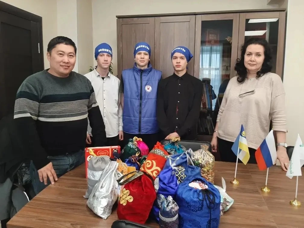 Волонтеры отряда "От сердца к сердцу" во главе с социальным педагогом Жигжитовой Л. Ц. порадовали ре