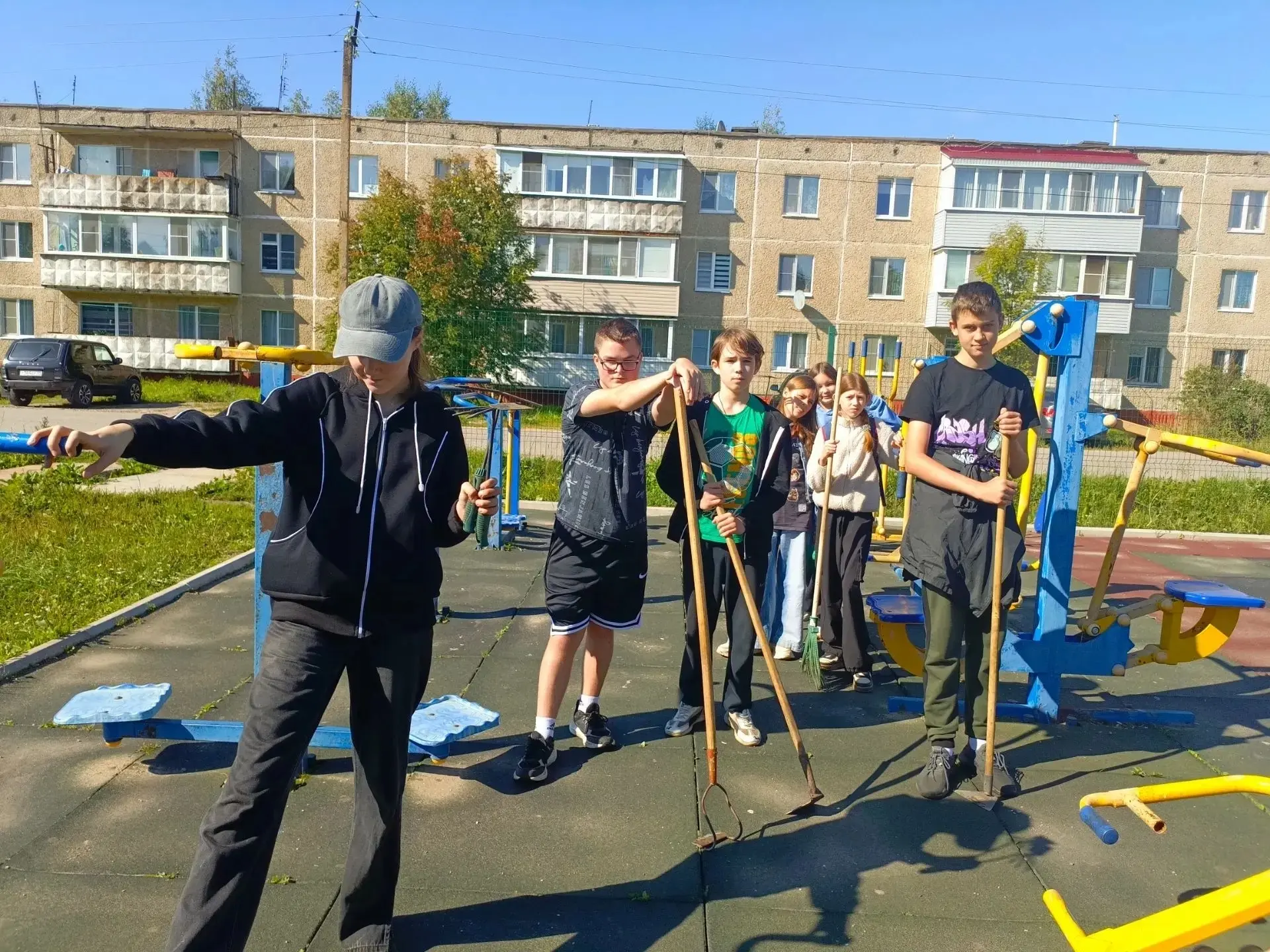 Привет, школа! Мы на отработке. Всё под контролем, инвентарь при нас, настроение боевое...