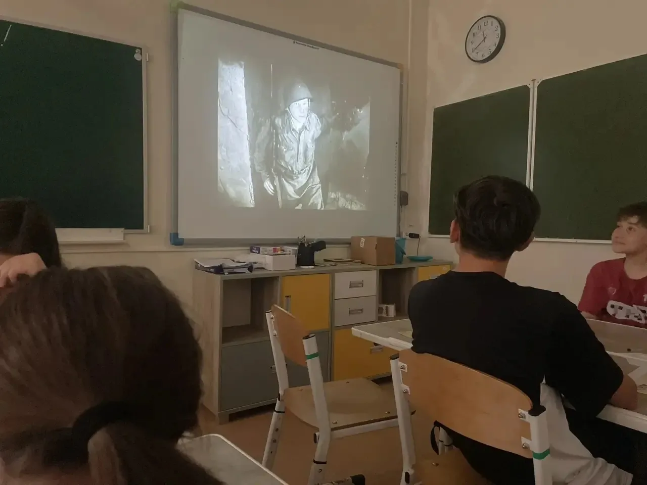 🕊️ Исследовательский отряд провёл патриотическое мероприятие «Письма в прошлое», посвящённое памяти