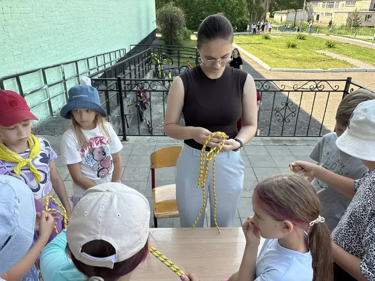 Наш очередной насыщенный день в школьном лагере прошёл так: ✅

📌 Утро началось традиционно — встрет