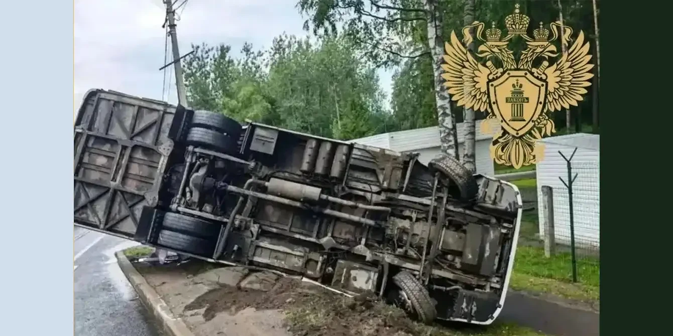 В Ленобласти рейсовый автобус вылетел в кювет и опрокинулся (видео и фото)