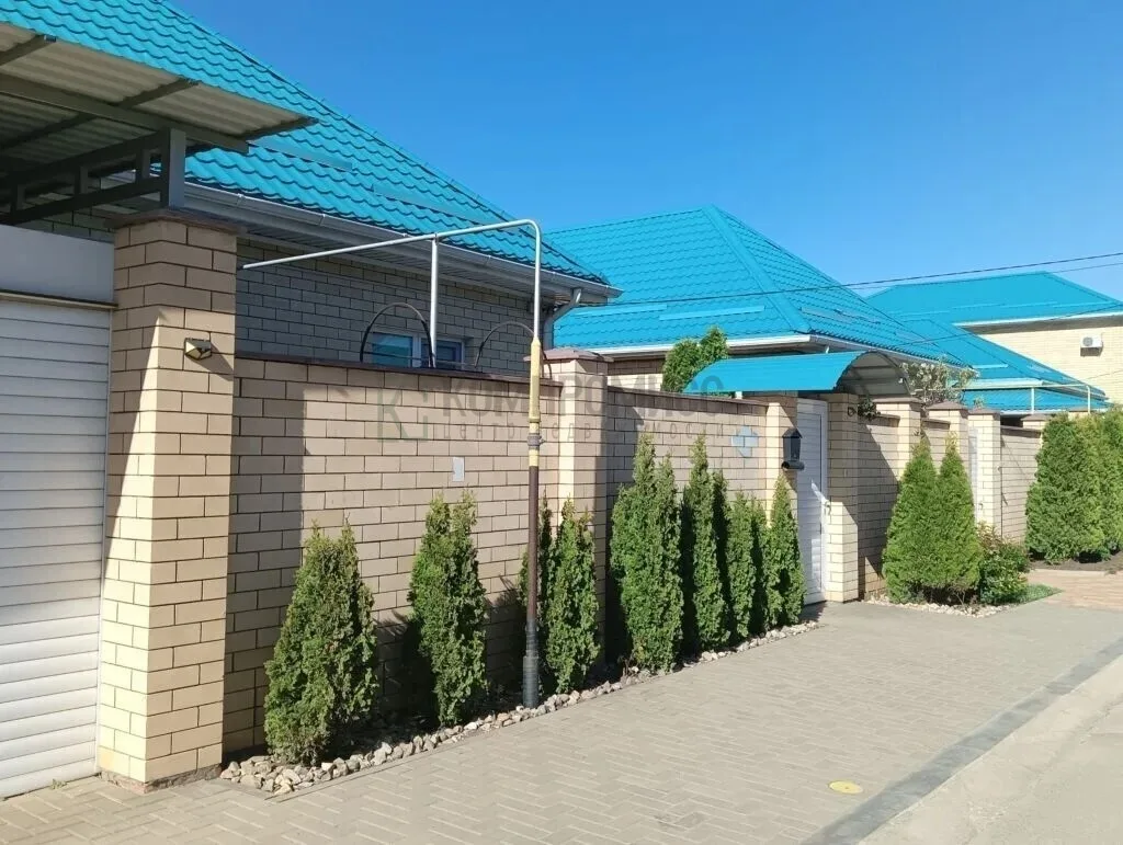 📍Дом с декоративными кустарниками и цветущими растениями, создающие атмосферу живописного сада 
 
�