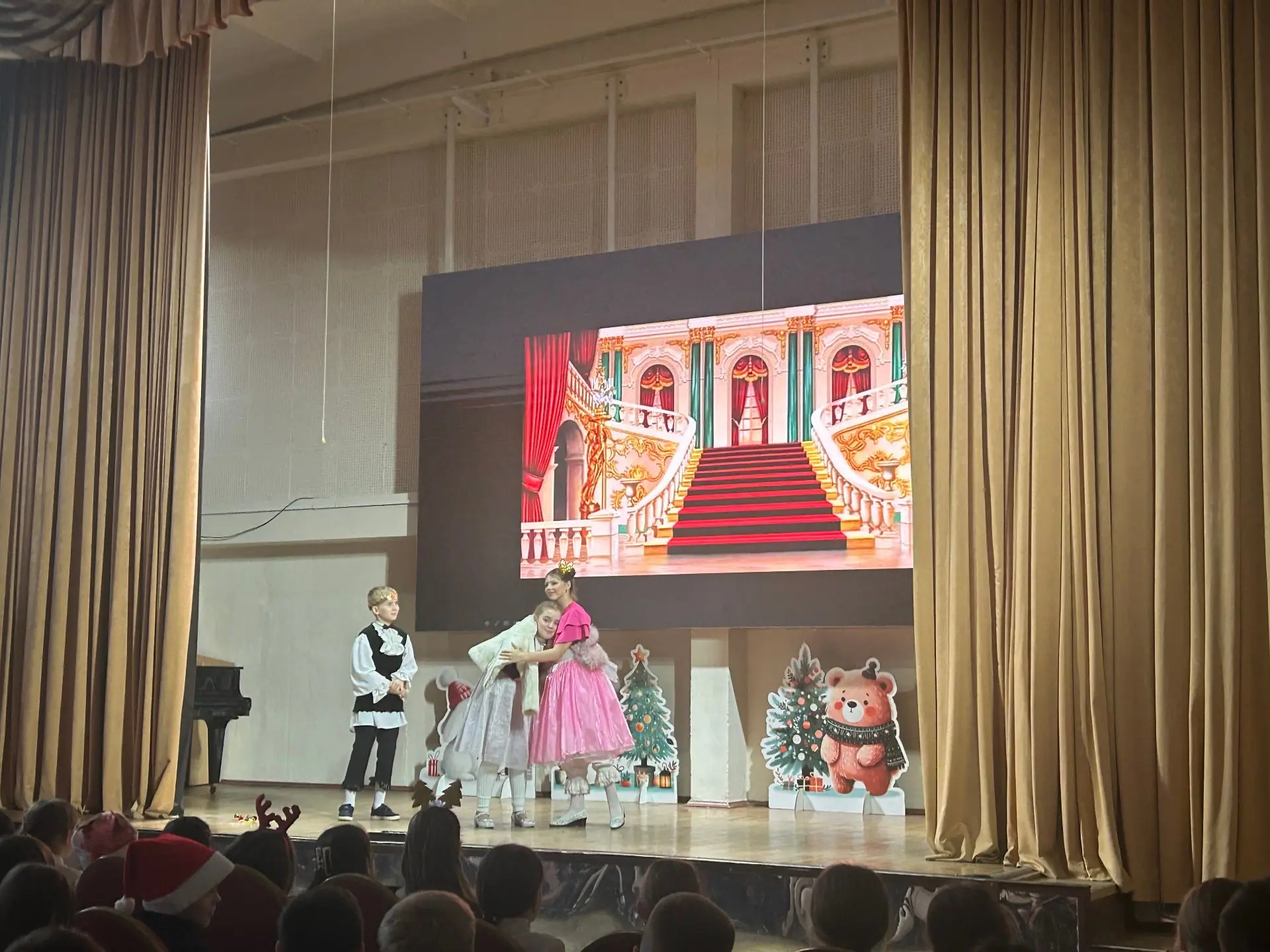Спектакль «Снежная королева»    🎄Традиционным новогодним подарком для учащихся 3 и 4 классов стал  с