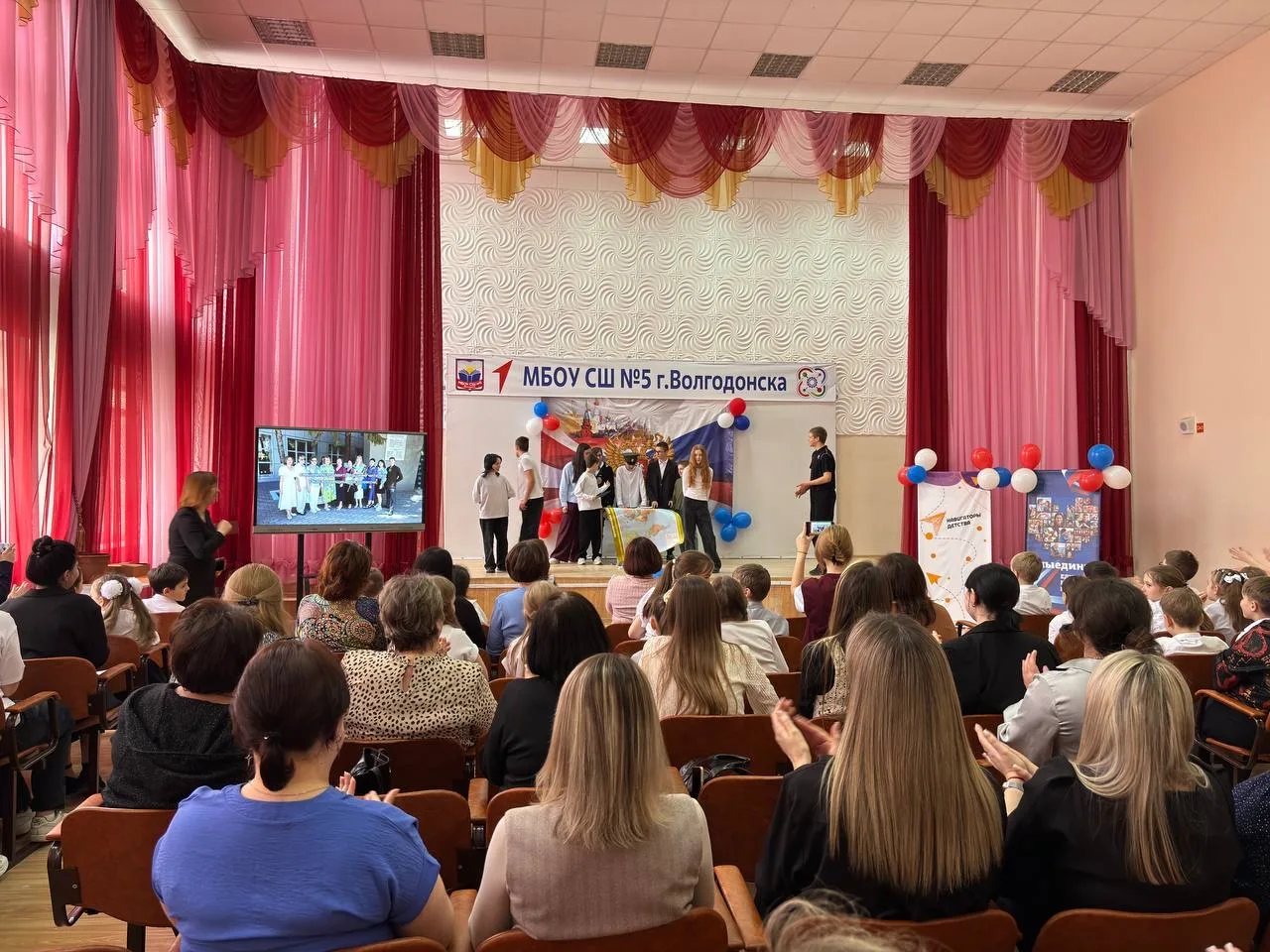 В МБОУ СШ5 г.Волгодонска был подготовлен концерт, приуроченный Международному женскому дню!🌸♥️  Ребя