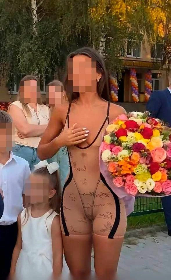🤯«Мам, ты в школу или на OnlyFans?» — в сети массово возмущаются нарядами мам на школь...