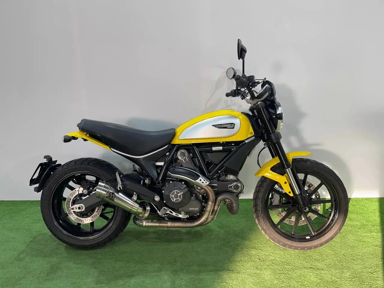 DUCATI SCRAMBLER ICON в наличии во Владивостоке  Характеристики:  - 2016 год - объем 803 см3 - Аукци