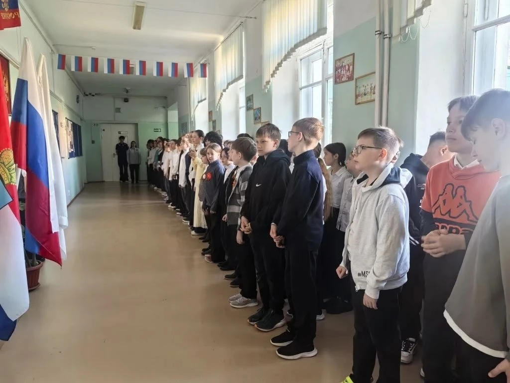 Неделя традиционно началась с еженедельной общешкольной линейки. Право поднять флаг РФ было предоста