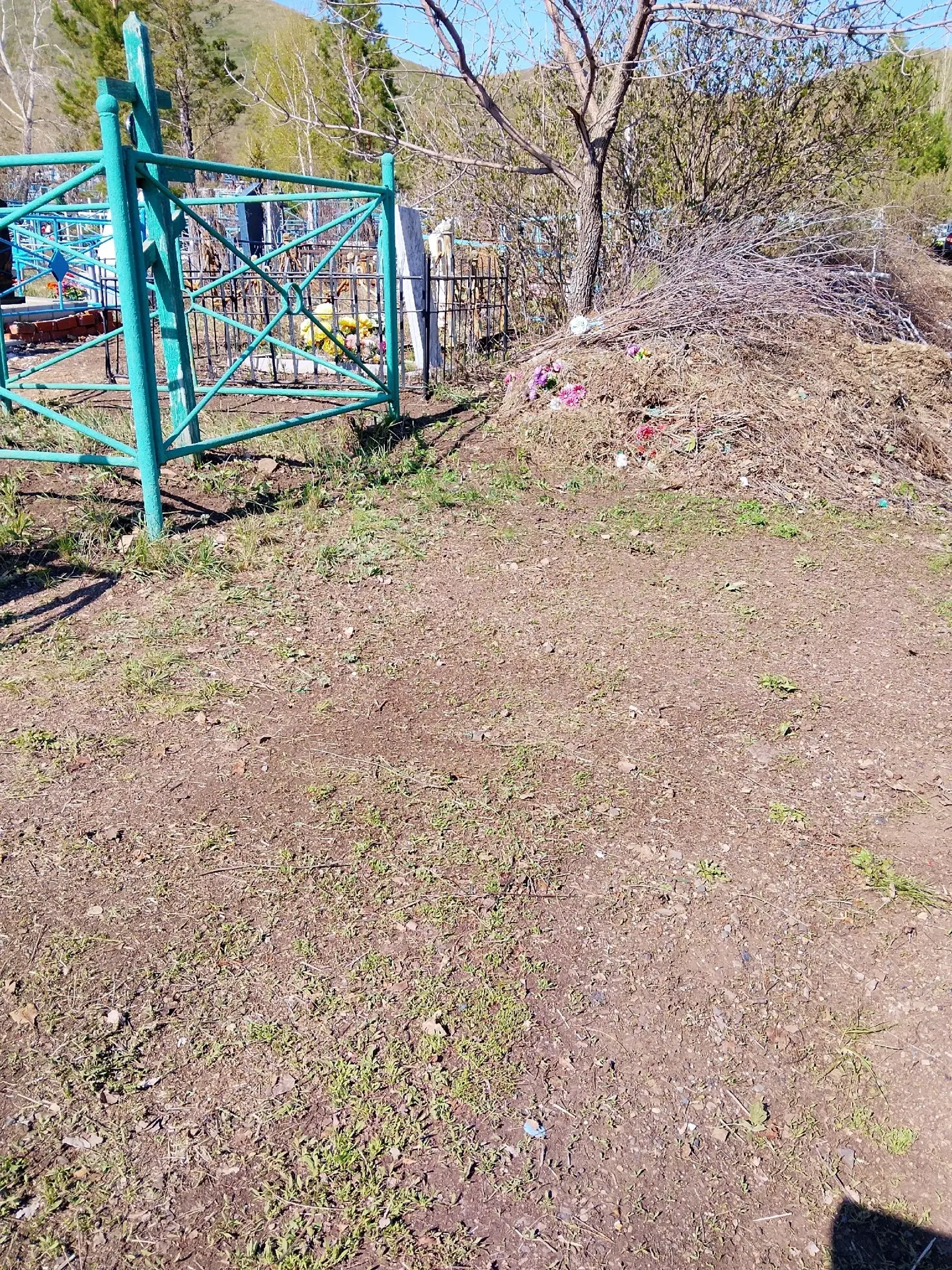 Крик души! Сегодня была на могилках в Дорстрое. В планах было убраться на трёх могилах родных, но по