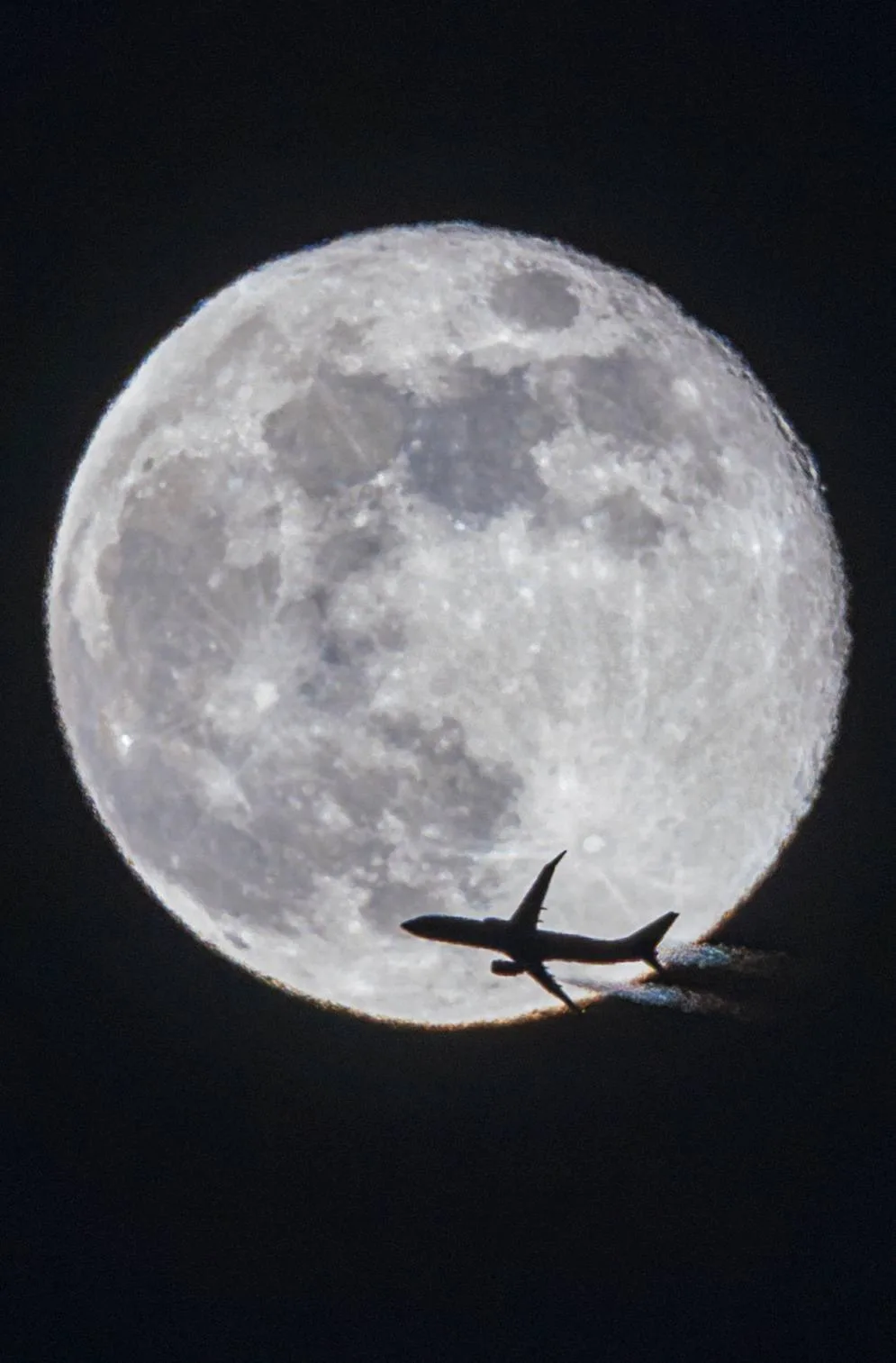 Шикарный транзит самолёта по диску Луны! ✈️🌑