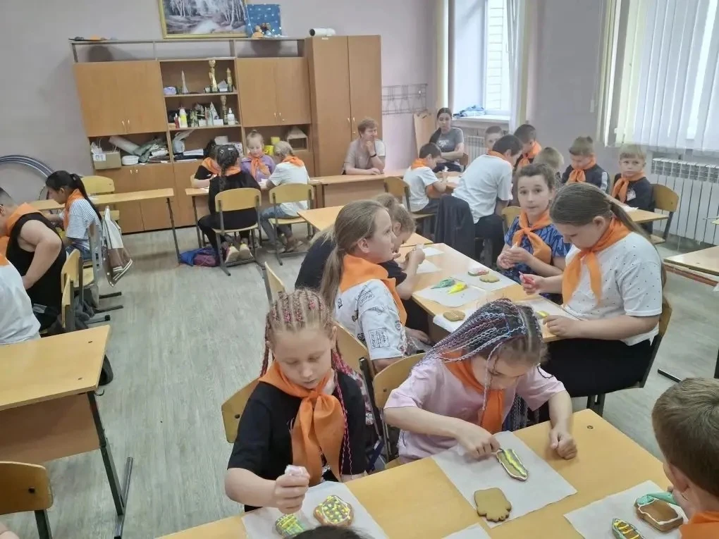 Сегодня, 9 июня, у детей на летней площадке был Мастер-класс по росписи пряников. Дети ...