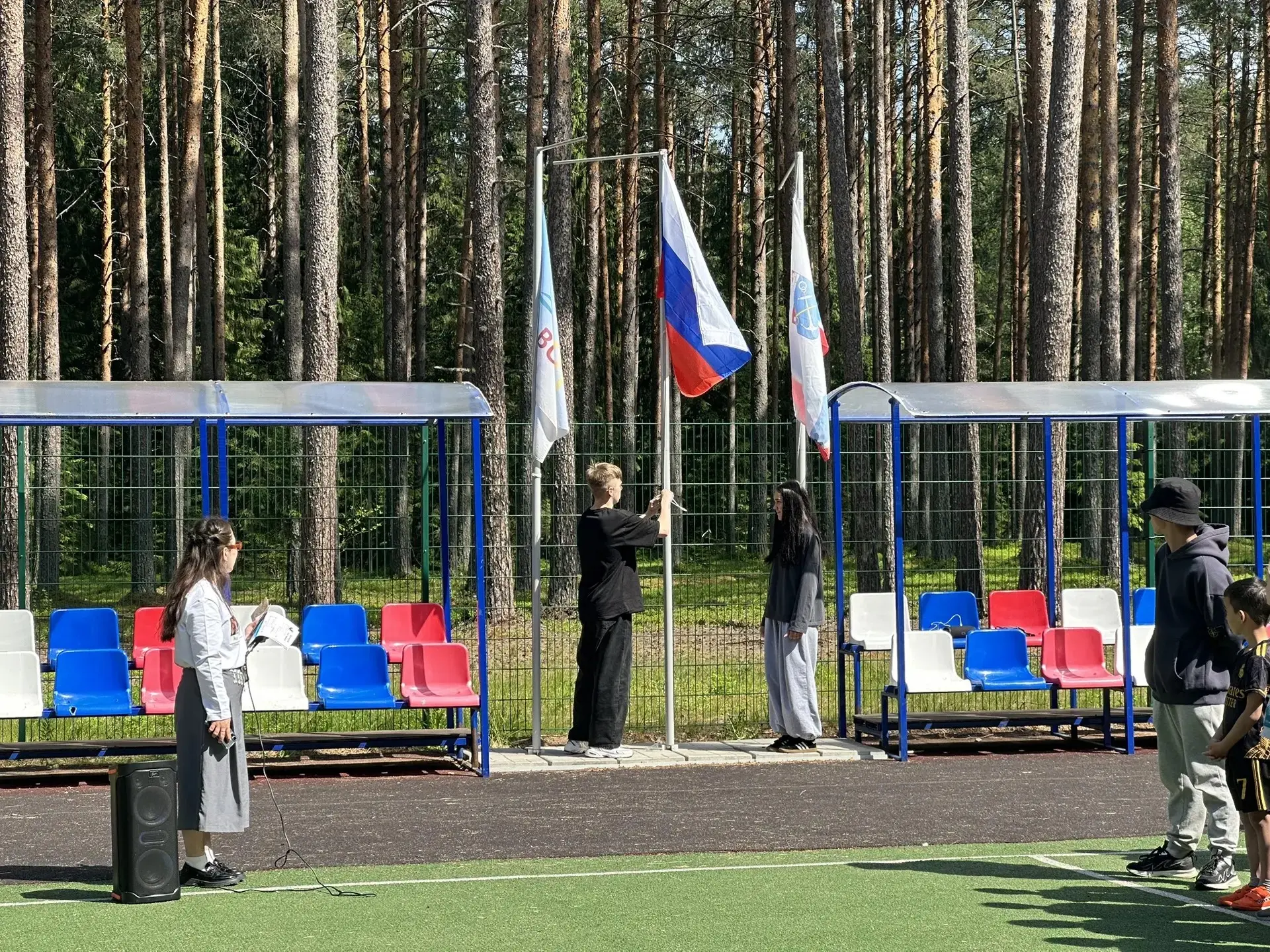 Новый день в лагере начался торжественно. На утренней линейке наши воспитанники подняли...