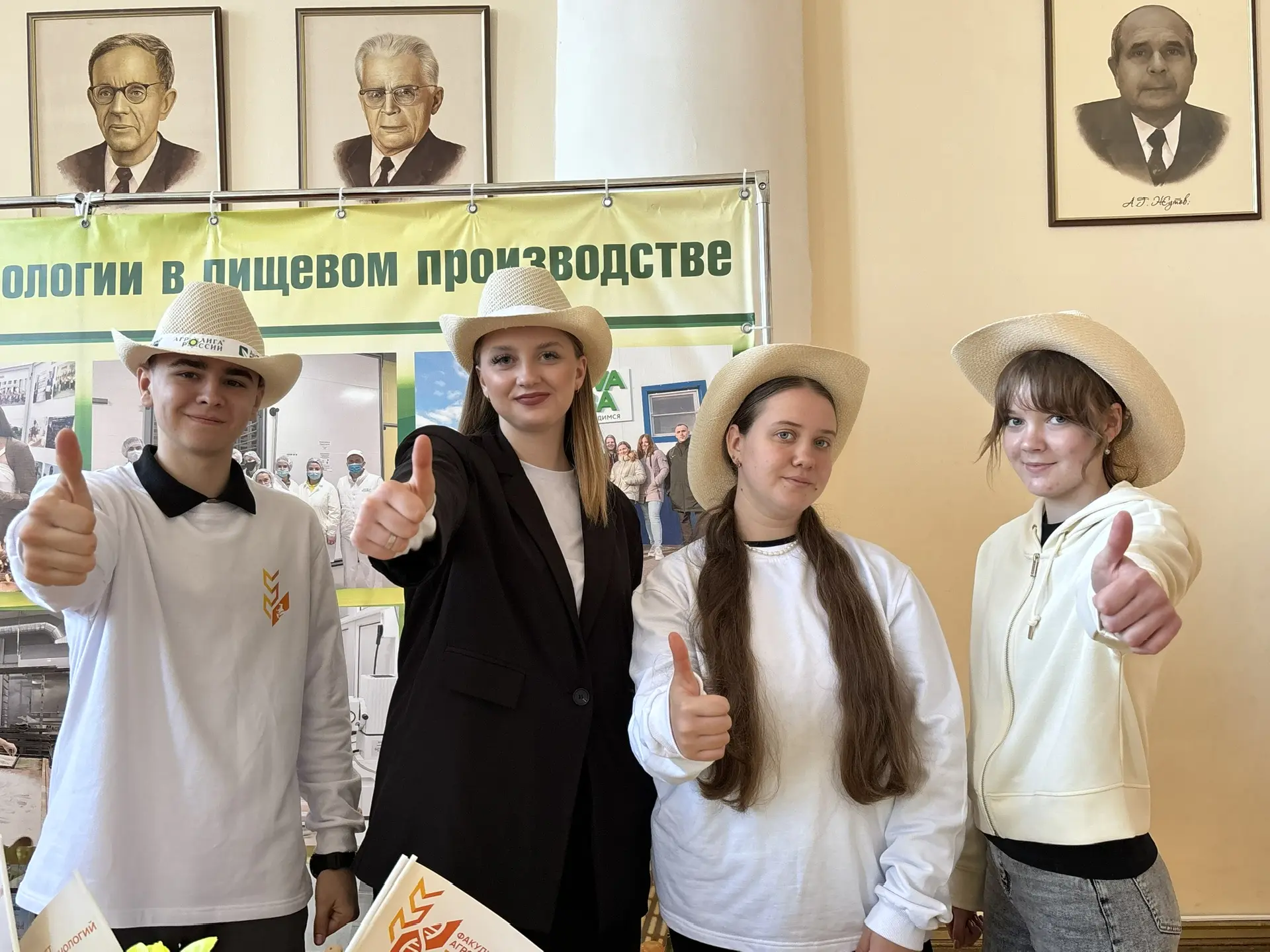 Интеллектуальному клубу «ВолГАУм» - год!  В стенах университета прошло праздничное мероприятие, посв